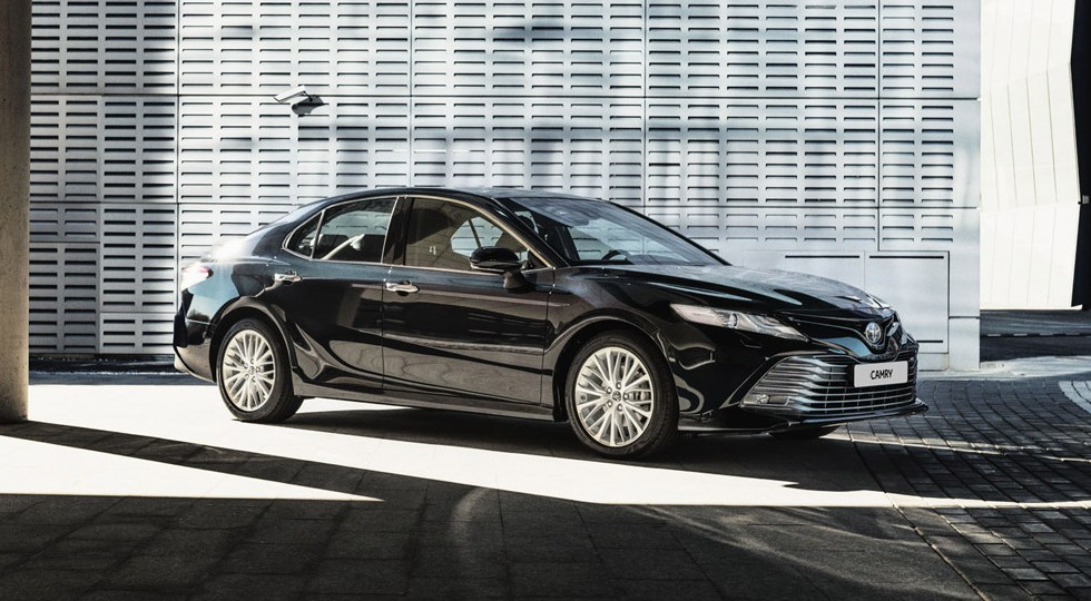 Объявлены рублевые цены на новое поколение седана Toyota Camry