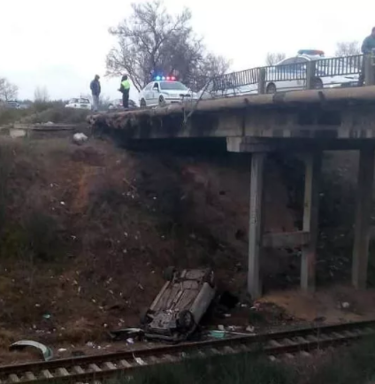 В Севастополе автомобиль вылетел с моста на рельсы‍, трое в больнице