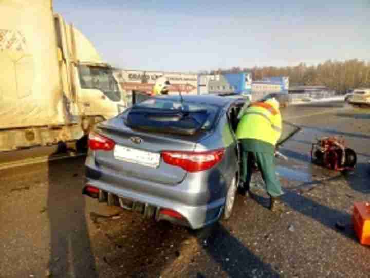 Четыре автомобиля жестко столкнулись в Боровском районе, пострадал водитель