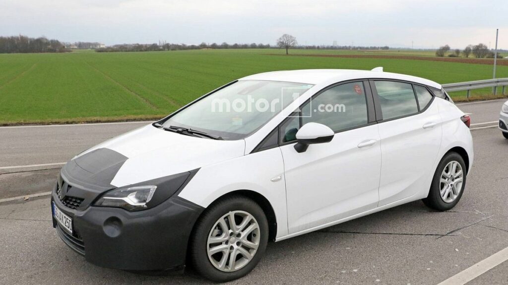 Opel вывела на тесты обновленный хэтчбек Opel Astra