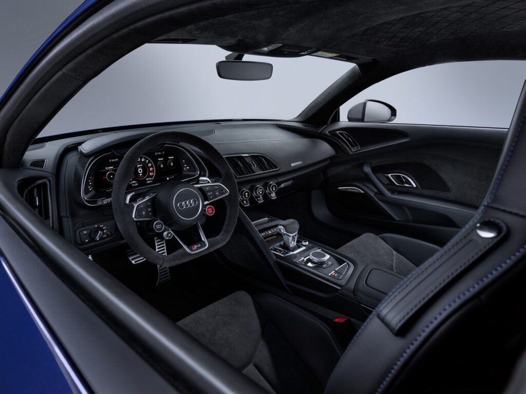 Audi представила обновленное купе и родстер Audi R8