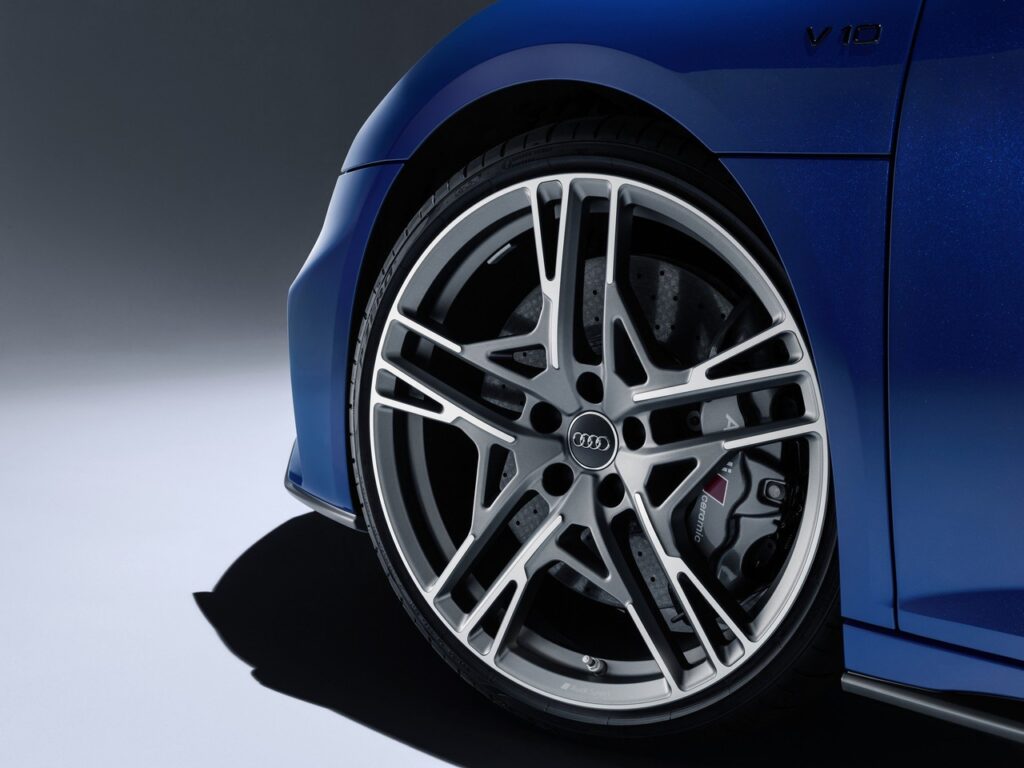 Audi представила обновленное купе и родстер Audi R8