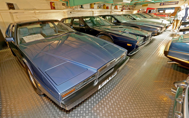 Самую большую коллекцию ретро-авто в Европе показали на фото