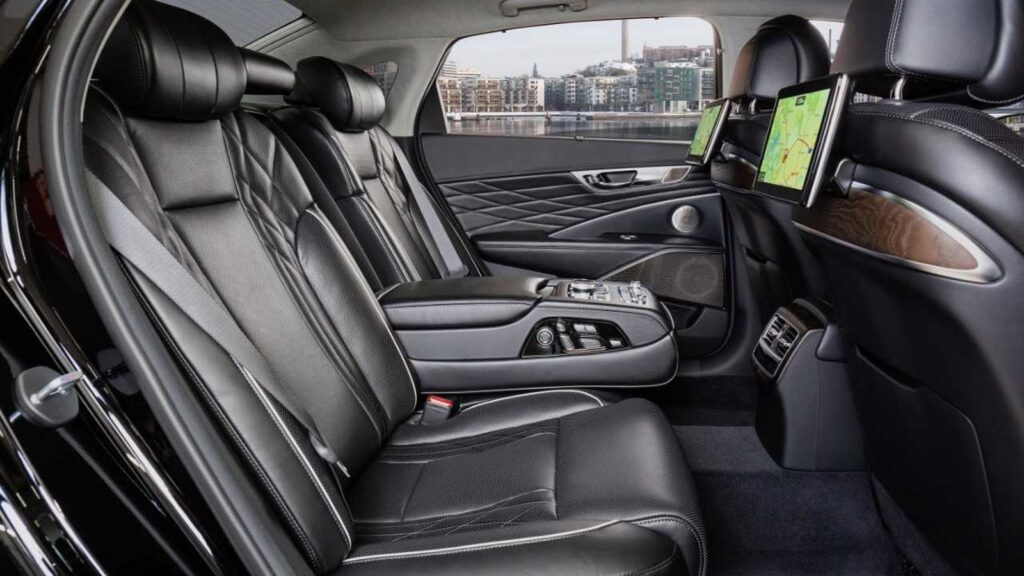 Kia назвала цены на новый седан Kia K900 для российского рынка