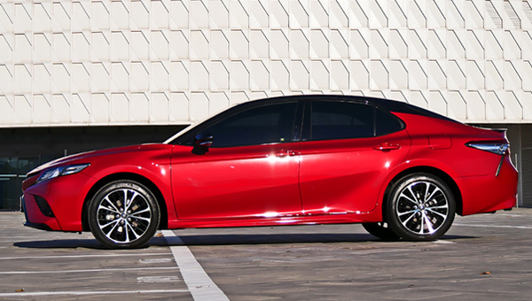 Названы цены и комплектации нового поколения Toyota Camry