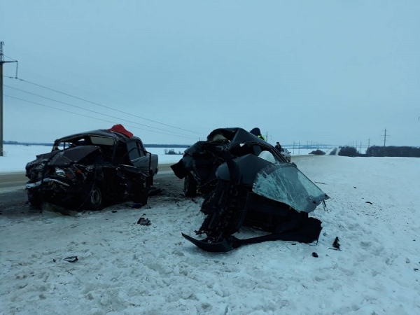 Машины всмятку, два человека погибли в жуткой аварии в Курской области