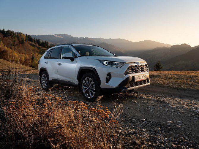 В России начались продажи Toyota RAV4 нового поколения