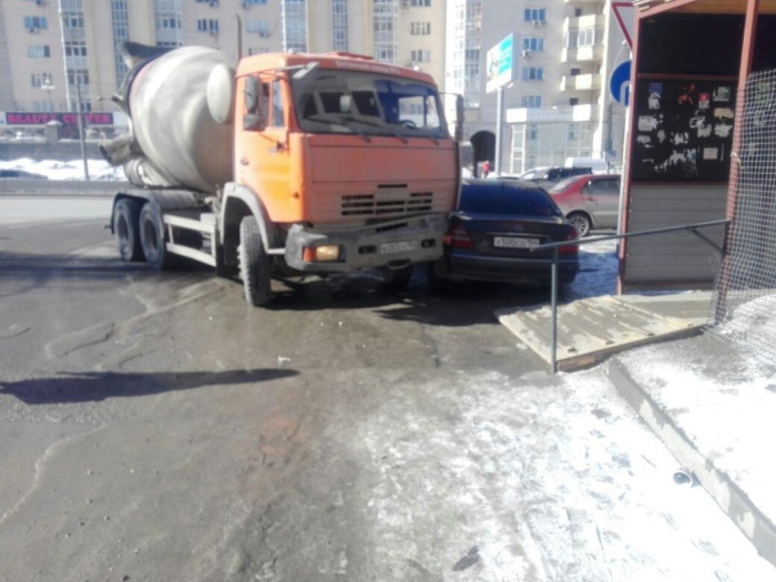 Водитель КАМАЗа в Новосибирске смял припаркованный Mercedes
