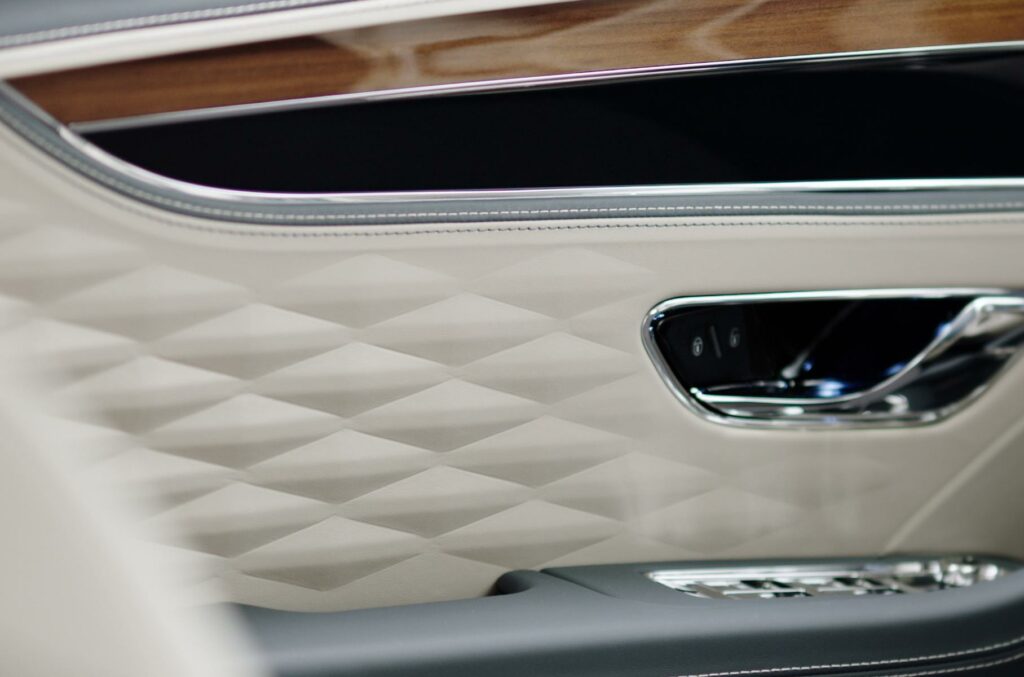 Интерьер нового Bentley Flying Spur сделают из 3D-кожи