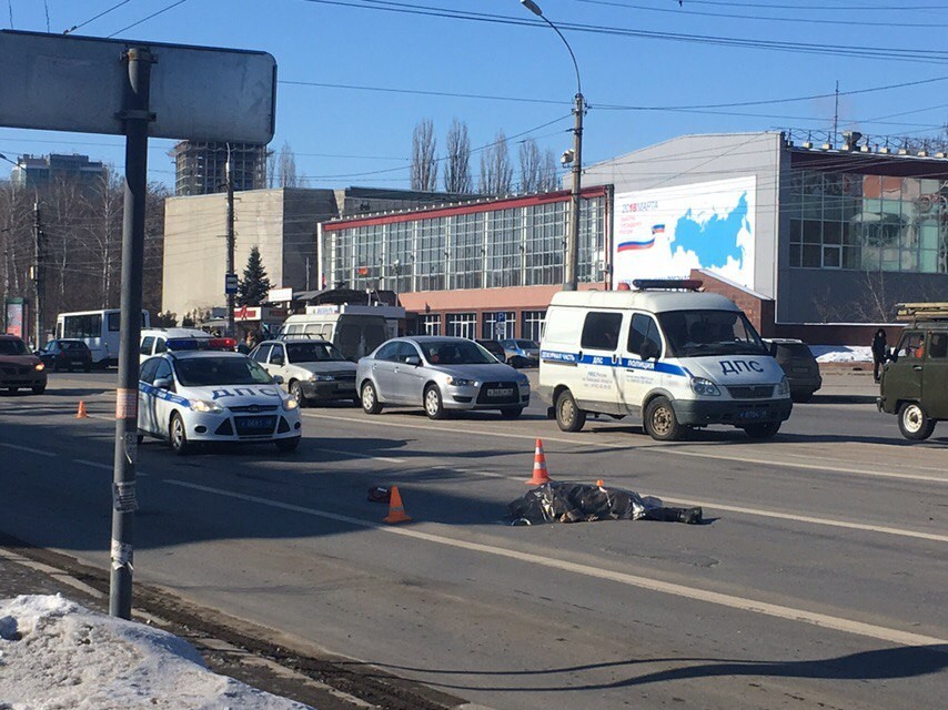 Насмерть сбил женщину и скрылся грузовик в центре Липецка