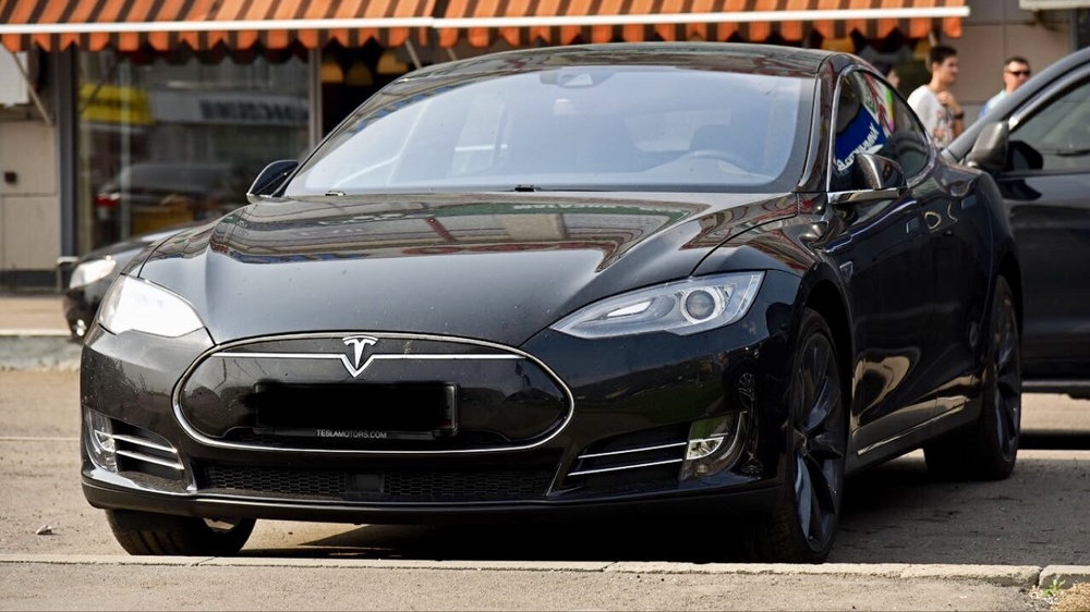В Москве продают лифтбек Tesla Model S первого поколения за 9,5 млн