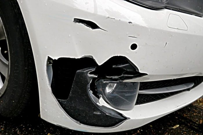 Что делать если бампер автомобиля разбит?