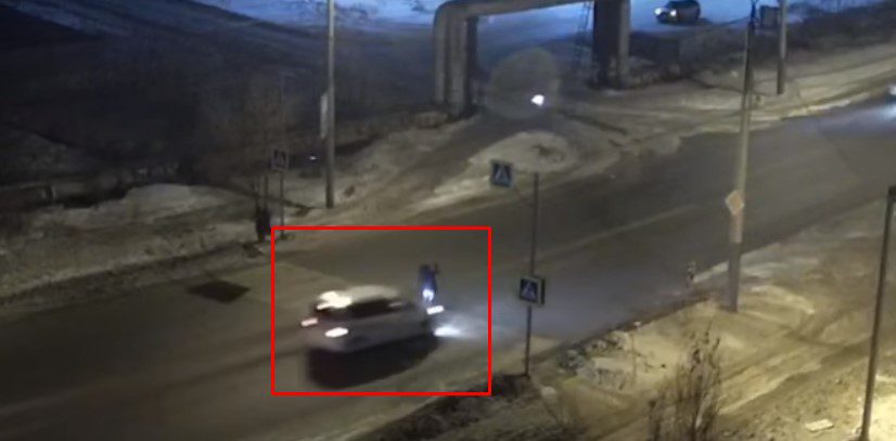 В Омске на камеру видеонаблюдения попало ДТП с пешеходом