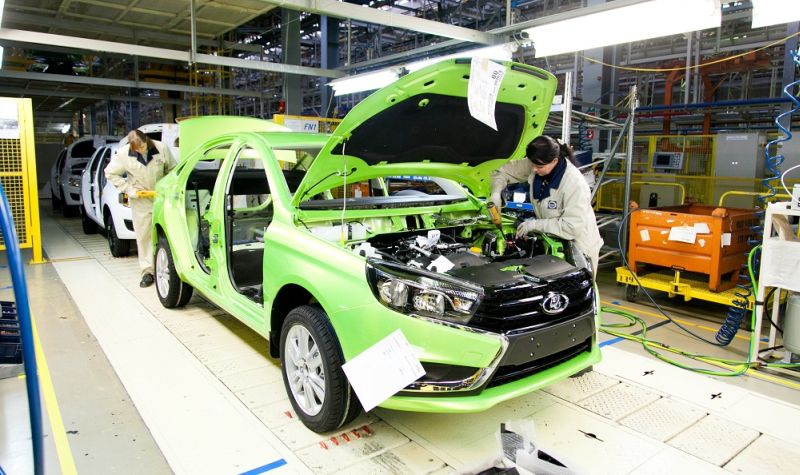 «АвтоВАЗ» приостановил производство моделей Lada Vesta