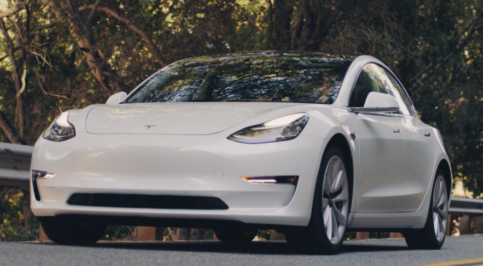 Серийные электрокары Tesla Model 3 добрались до дилеров