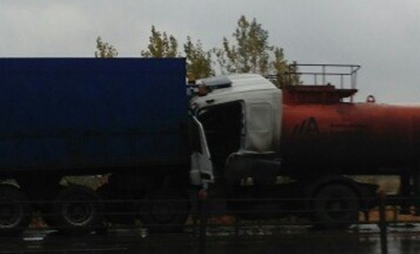 Бензовоз протаранил грузовик на Западном шоссе под Ростовом