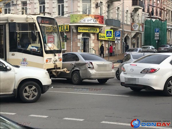Трамвай и иномарка столкнулись на перекрестке в центре Ростова