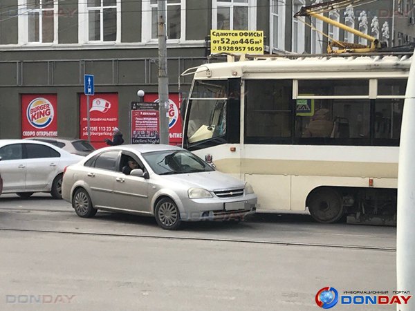 Трамвай и иномарка столкнулись на перекрестке в центре Ростова