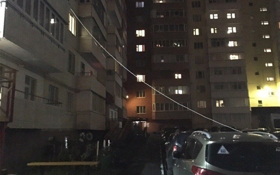 Автомобилист из Брянска привязал к балкону стоящую во дворе иномарку
