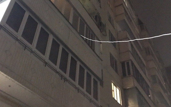 Автомобилист из Брянска привязал к балкону стоящую во дворе иномарку