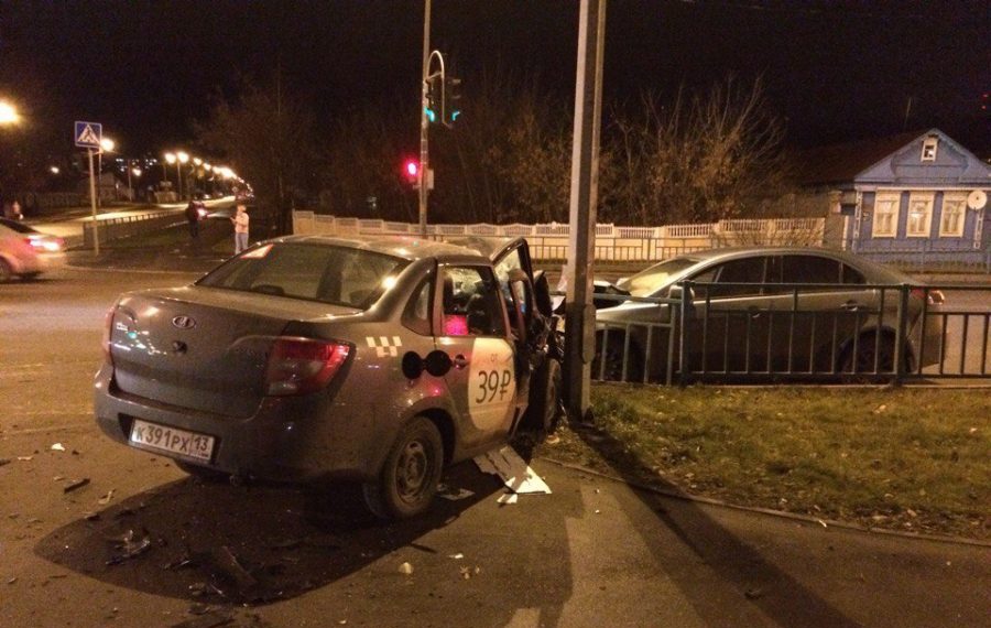 Водитель Лады с «Яндекс.Такси» серьезно пострадал в ДТП в Саранске