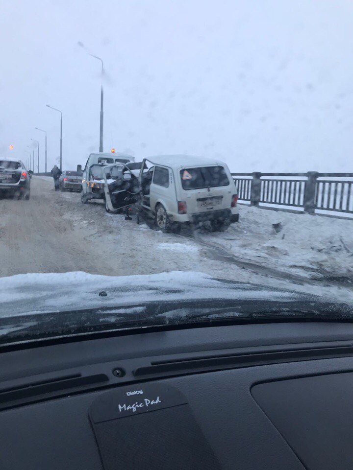 Жуткое массовое ДТП на мосту «Саратов-Энгельс», есть пострадавшие
