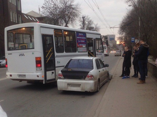 Маршрутка и легковушка столкнулись на остановке в центре Ростова
