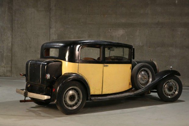 Простоявшие в сарае три модели Bugatti продадут на аукционе