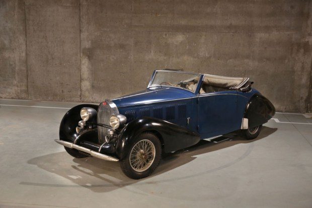 Простоявшие в сарае три модели Bugatti продадут на аукционе