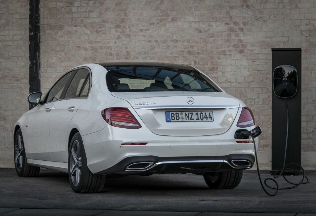 Mercedes-Benz назвал цену на гибридную версию седана E-Class