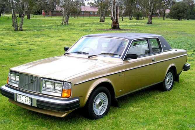 Автомобиль Volvo Дэвида Боуи был продан за рекордную сумму‍