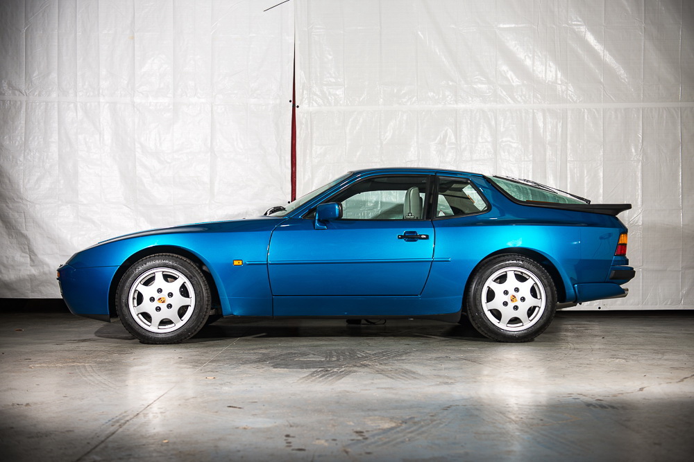 Модель Porsche 944 S2 Coupe 1990 продадут на аукционе за 30 тыс. долларов