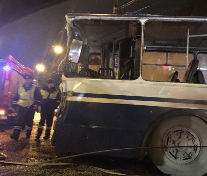 Пожарная машина и троллейбус столкнулись на перекрестке в Иванове