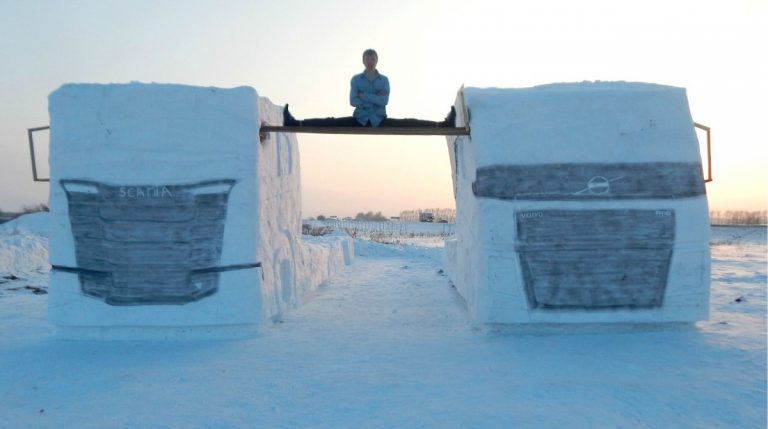 Два грузовика из снега: сибиряк повторил трюк Жан-Клода Ван Дамма