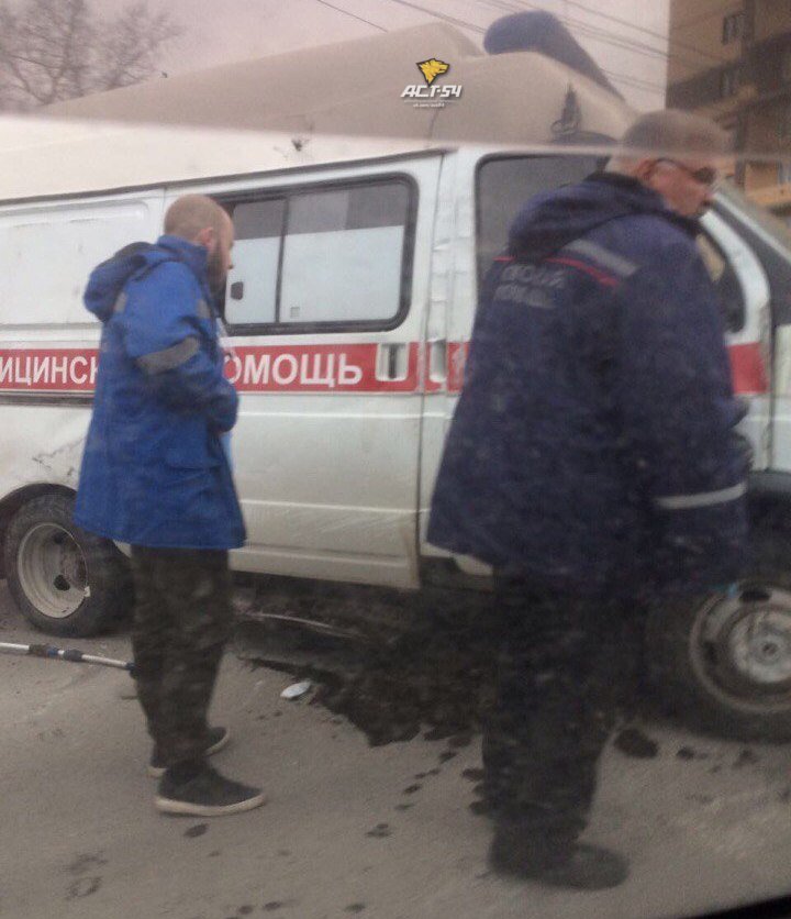 ДТП в Новосибирске: очевидцы ставили на колеса «скорую»