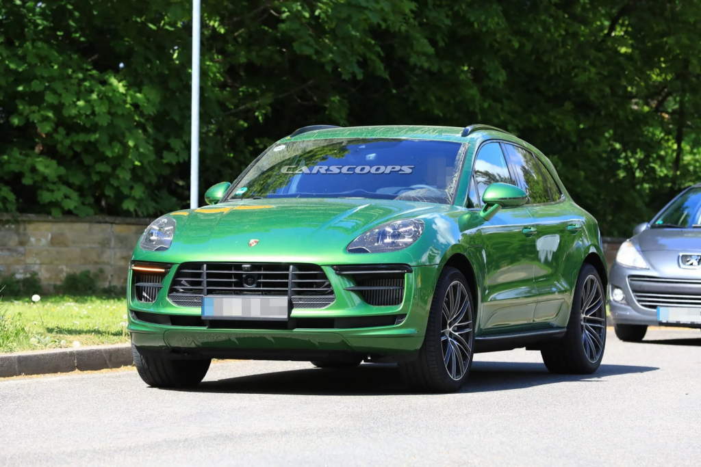 В Сети опубликованы фото обновленного Porsche Macan без камуфляжа