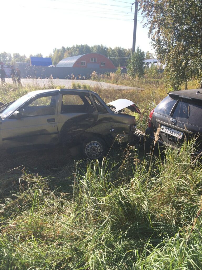 Двое взрослых и три ребенка пострадали в ДТП Lada и Toyota под Тюменью