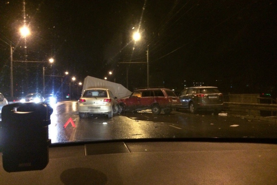 В Рыбинске на мосту произошло массовое ДТП семи автомобилей