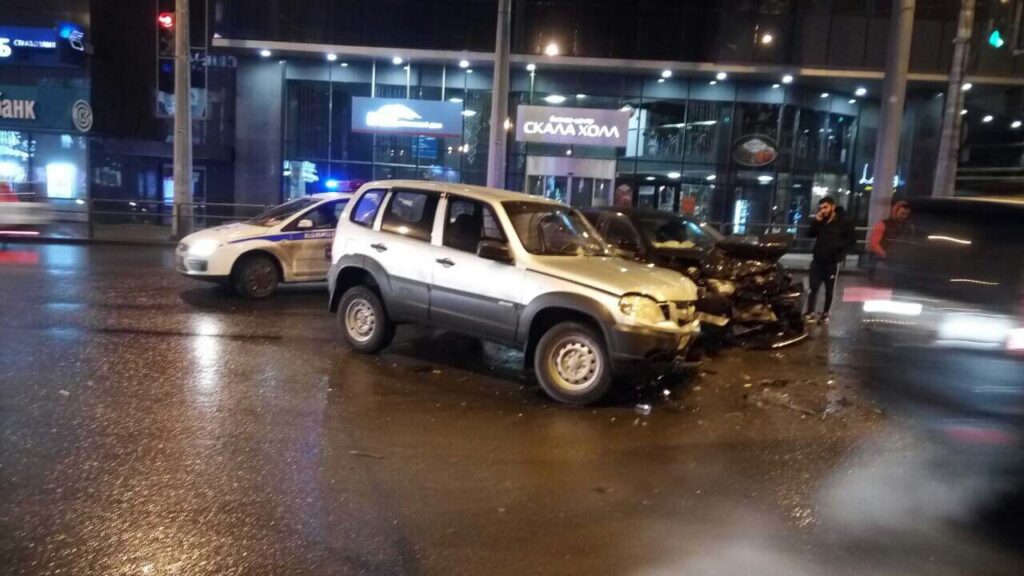 Внедорожник Chevrolet протаранил «Шкоду» на Московском шоссе в Самаре