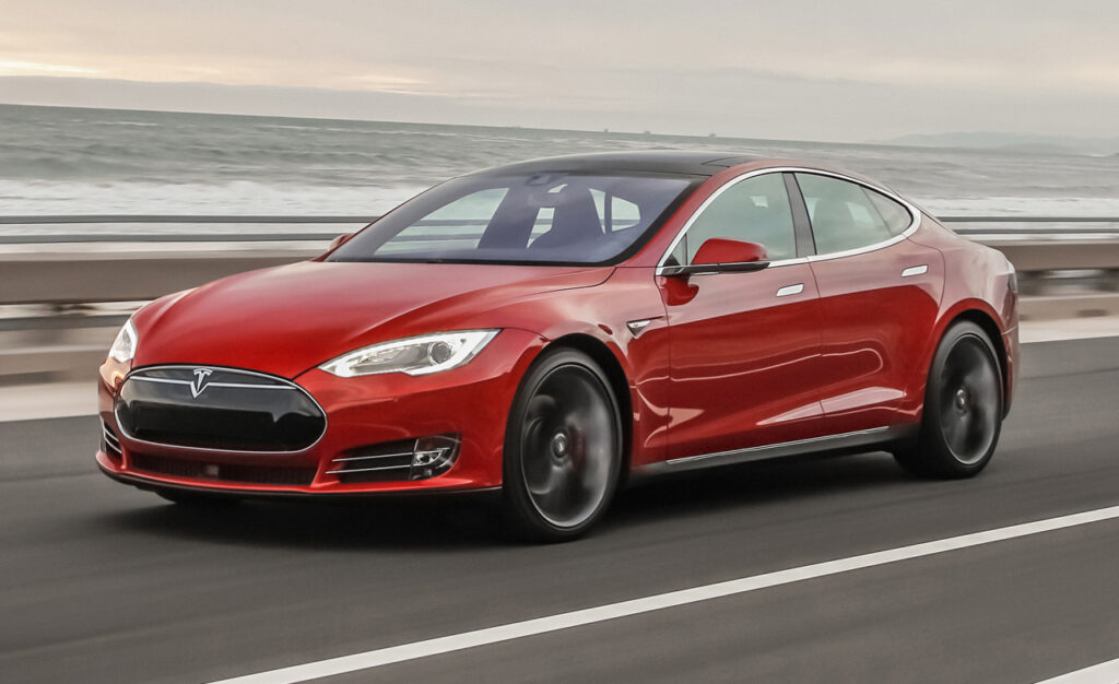 Tesla снимает с производства дешевые Tesla Model S и Model X