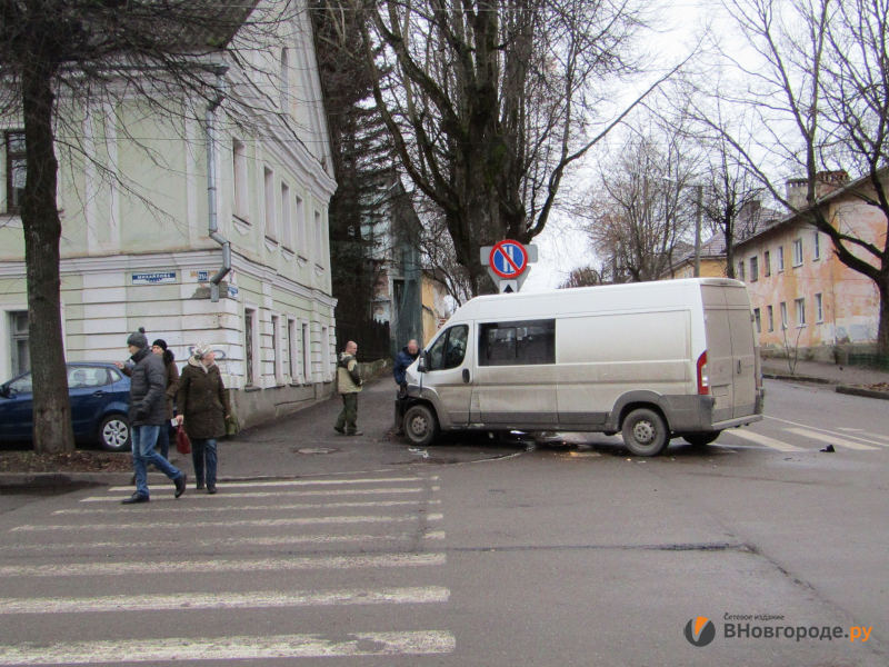 Водитель микроавтобуса врезался в музей кино в Великом Новгороде