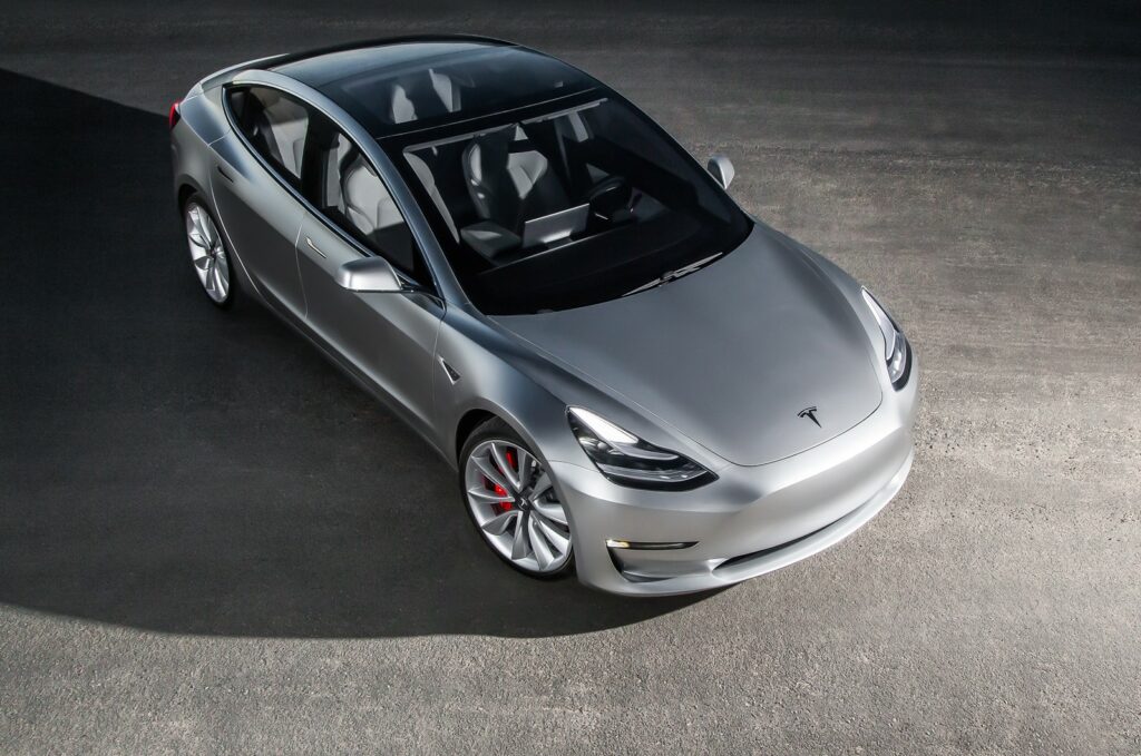 Tesla Model 3 получит запас хода 500 километров в июле 2018 года