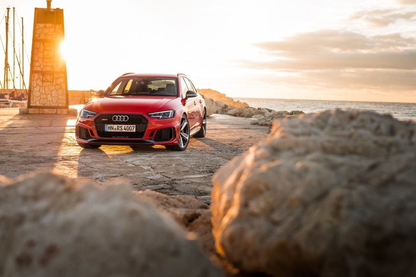 Audi опубликовала фото нового «заряженного» универсала RS4 Avant
