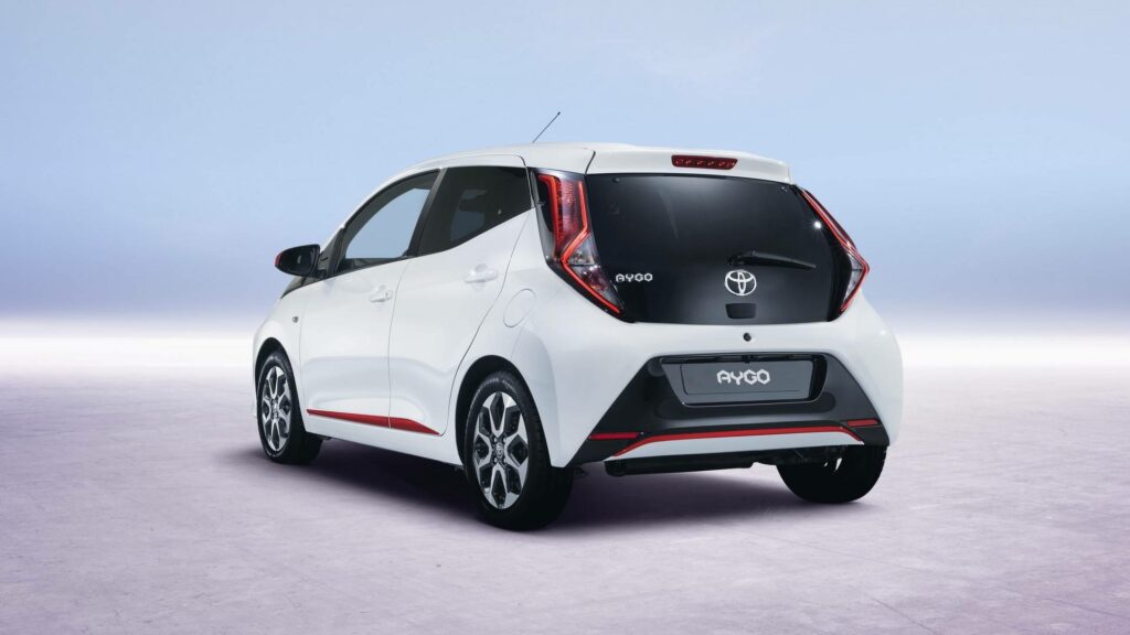 Новый маленький хэтчбек Toyota Aygo представлен официально