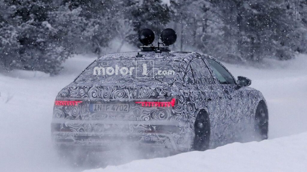 Компания Audi вывела на зимние тесты новое поколение Audi A6