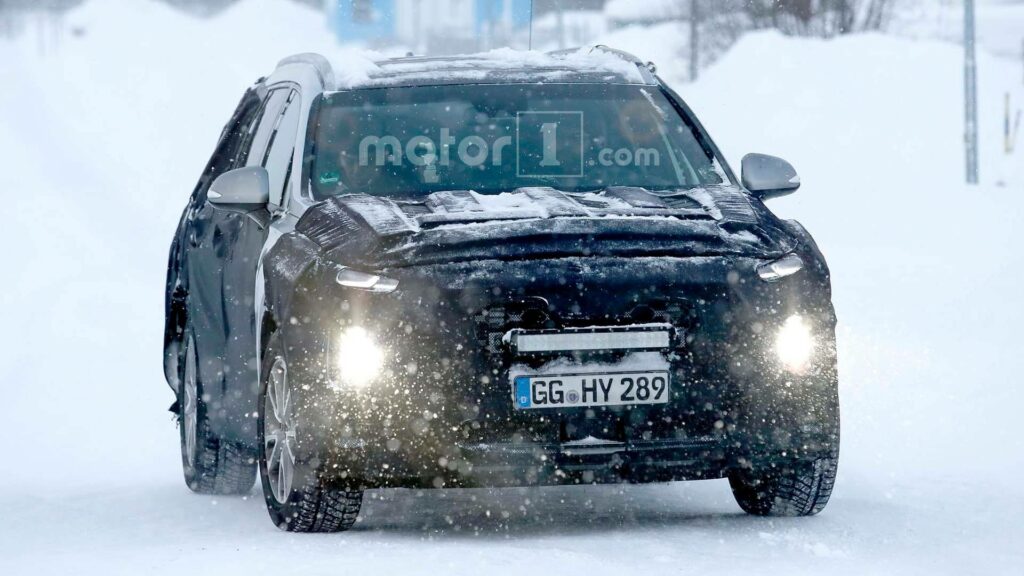 Кроссовер Hyundai Santa Fe нового поколения замечен на зимних тестах