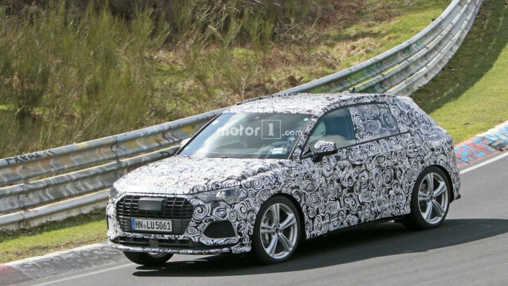 "Заряженный" кроссовер Audi SQ3 нового поколения заметили на тестах