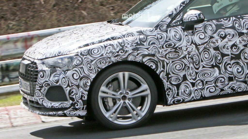 "Заряженный" кроссовер Audi SQ3 нового поколения заметили на тестах