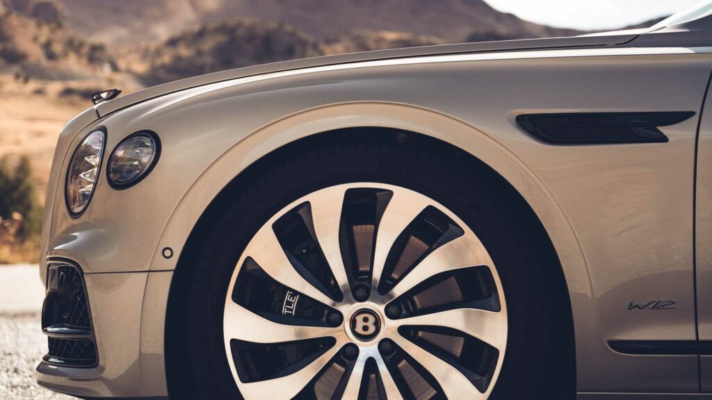 Седан Bentley Flying Spur обзавелся новой версией Blackline