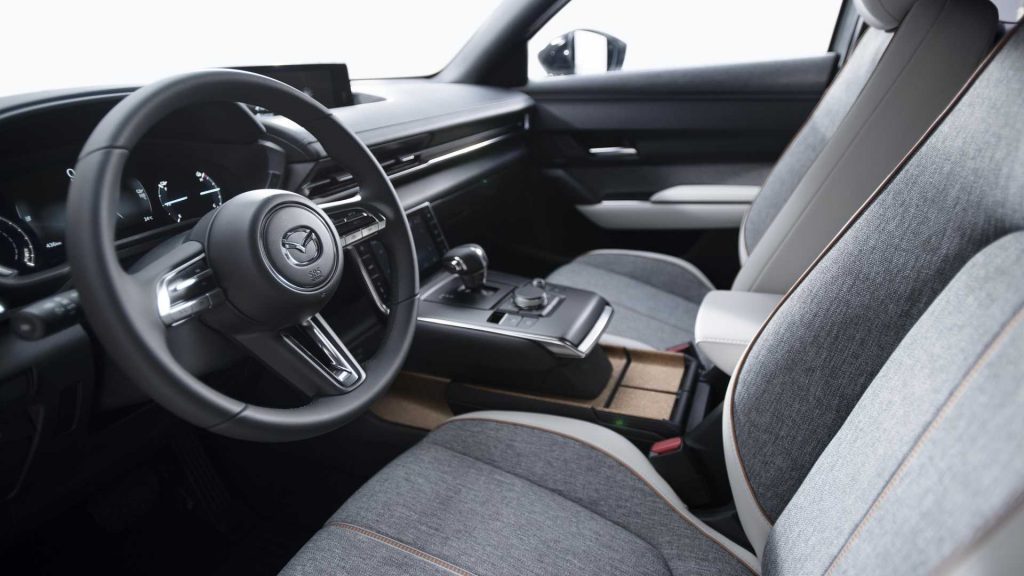 Электрический кроссовер Mazda MX-30 выйдет на рынок летом